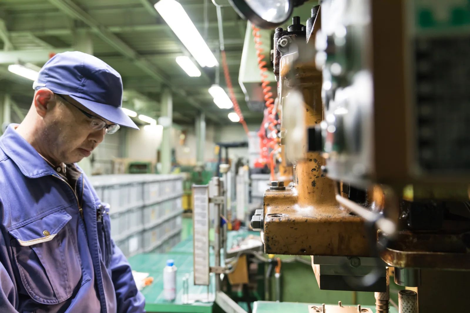 Um técnico a maquinar uma peça na fábrica da Enagic no Japão