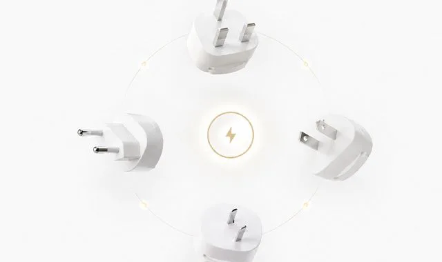Adaptadores de ficha internacionais dispostos em torno de um símbolo de energia