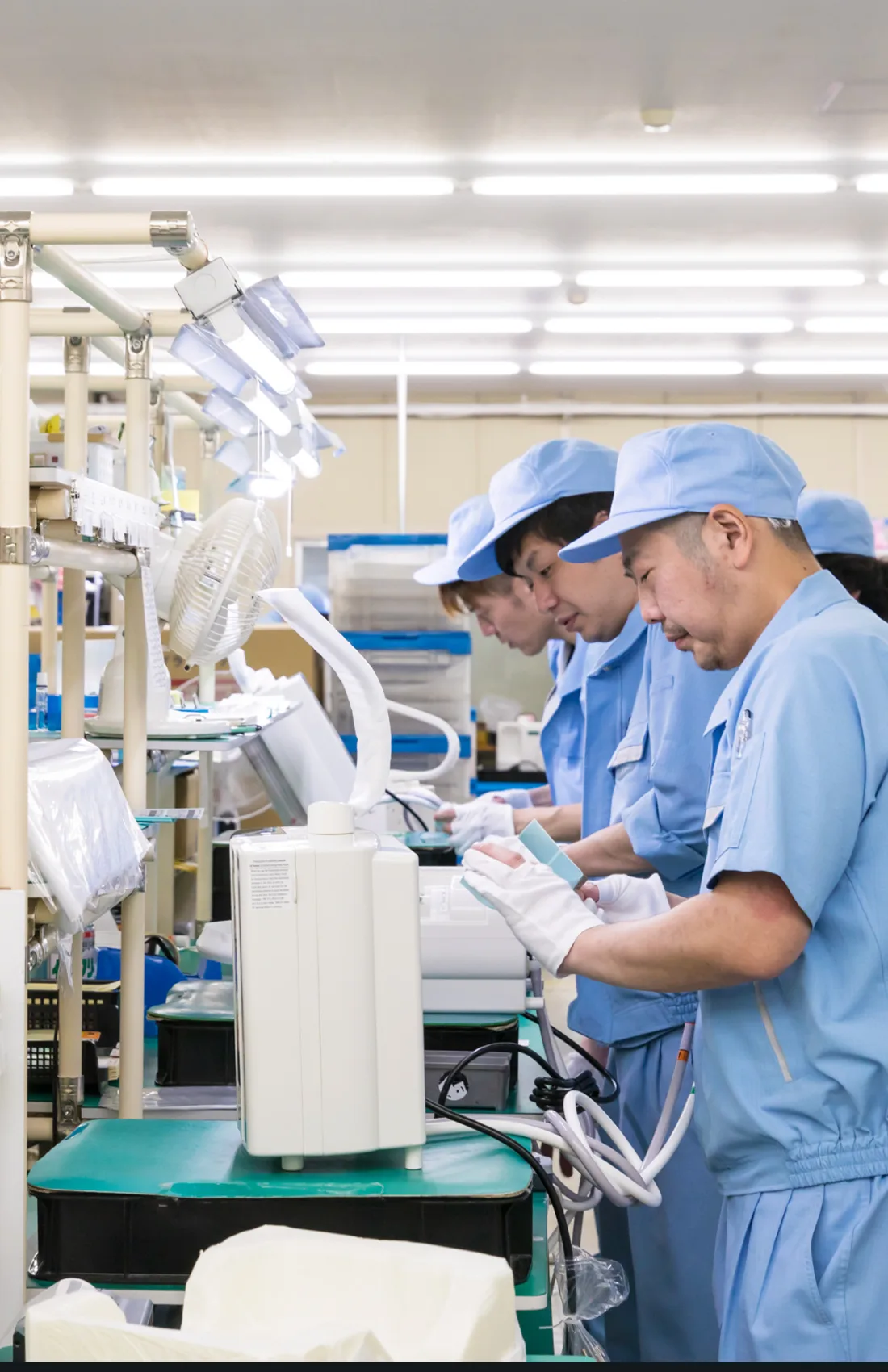 Trabalhadores a montar manualmente máquinas Kangen Water na fábrica da Enagic no Japão